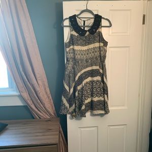 Short white and black dress with cute round collar